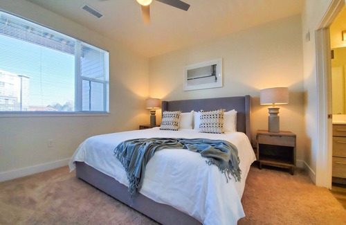 Indian Creek Apartment | Modern Apartment in Prime Location (ID2121X26)