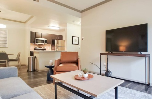 Denver Apartment | Modern Apartment in Prime Location (ID5166X12)