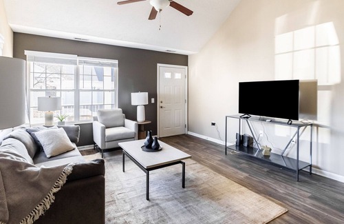 Avon Apartment | Modern Apartment in Prime Location (ID9308X76)