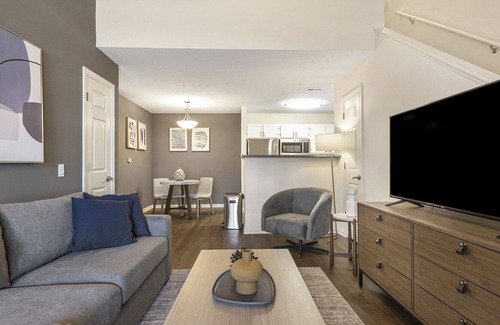 Avon Apartment | Modern Apartment in Prime Location (ID9530X84)