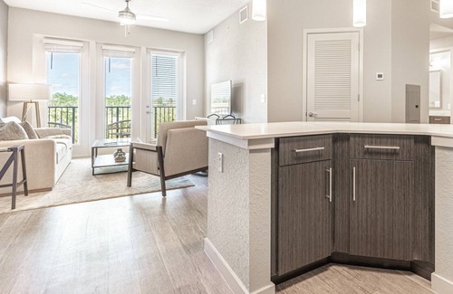Biggar Apartment | Modern Apartment in Prime Location (ID8094X55)