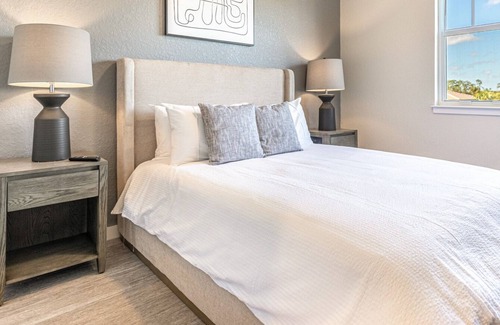 Biggar Apartment | Modern Apartment in Prime Location (ID8094X55)