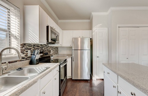 Euless Apartment | Modern Apartment in Prime Location (ID4340X3)