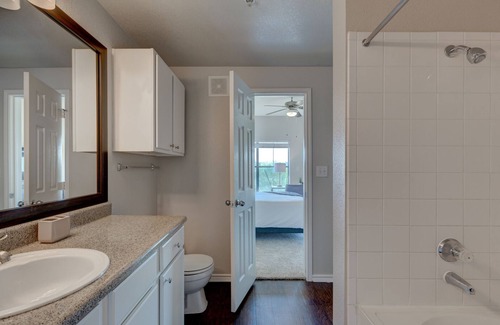 Euless Apartment | Modern Apartment in Prime Location (ID4340X3)