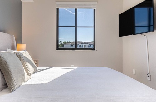 Three Oaks Apartment | Modern Apartment in Prime Location (ID7272X71)