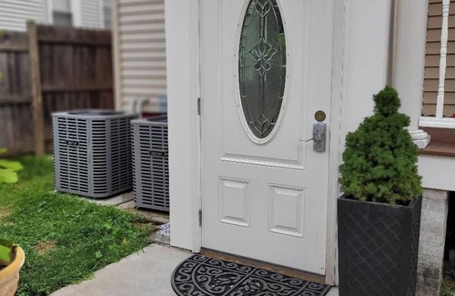 West New Haven Apartment | Modern apartment in Westville/Yale Bowl area