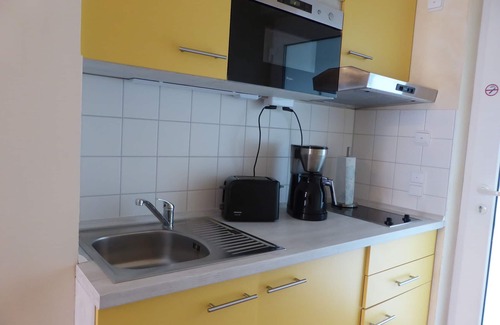 Wiek Apartment | Modern apartment, kitchen, large terrace & baby equipment, near AOK clinic