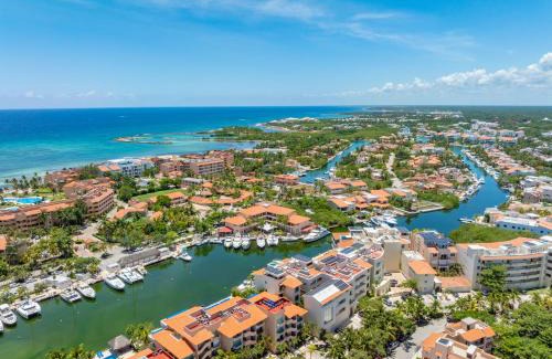 Puerto Aventuras Apartment | Modern Apartment with Private Terrace and Golf Course View, free parking in Puerto Aventuras