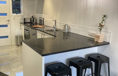 Greenlane - Ellerslie House | Modern apartment near vibrant Ellerslie village/train station. Central Auckland