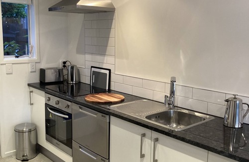 Greenlane - Ellerslie House | Modern apartment near vibrant Ellerslie village/train station. Central Auckland