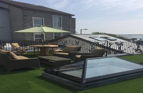 Castletown Apartment | Modern Apartment with views to the Bay & Castle. Free WiFi+Netflix.