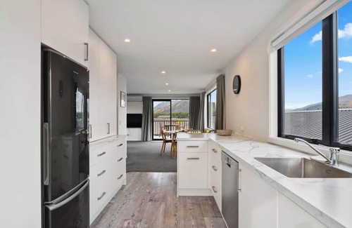 Lower Shotover Apartment | Modern Apartment with Coronet & Remarkables views