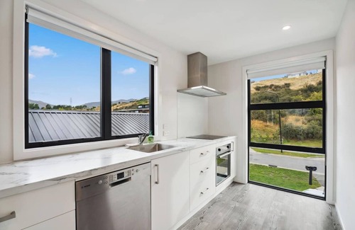 Lower Shotover Apartment | Modern Apartment with Coronet & Remarkables views
