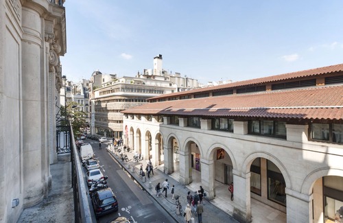 Odeon Apartment | Modern apartment with AC in front of the Odeon theatre, insurance included