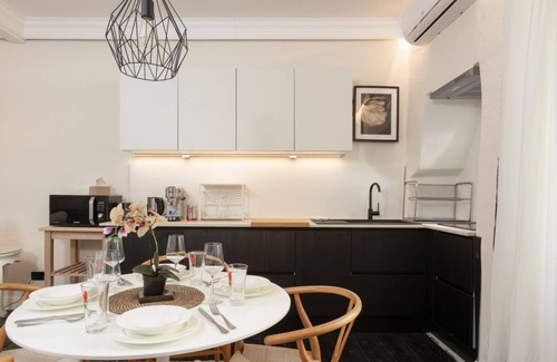 Barriera Vecchia-San Giacomo Apartment | Modern apartment with private outdoor space