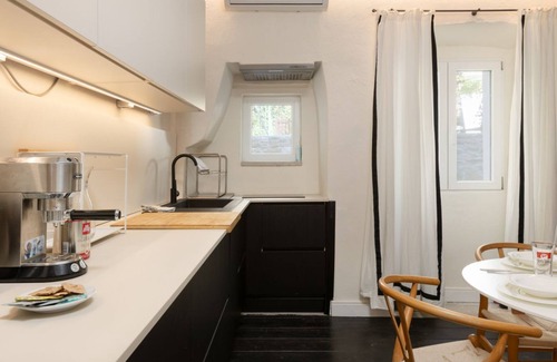 Barriera Vecchia-San Giacomo Apartment | Modern apartment with private outdoor space
