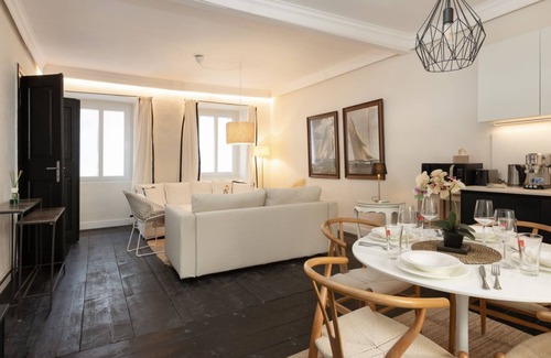 Barriera Vecchia-San Giacomo Apartment | Modern apartment with private outdoor space