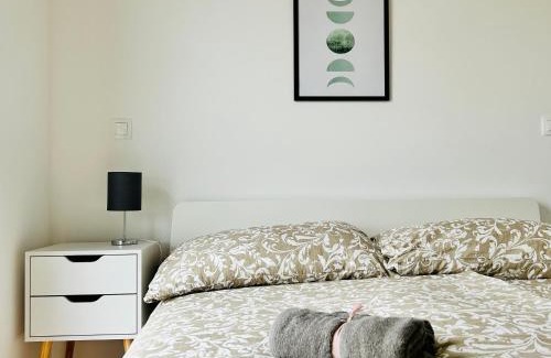Liesing Apartment | Modern Apartment with Terrace & Free Parking - Nearby Metro