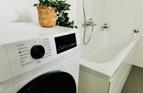 Liesing Apartment | Modern Apartment with Terrace & Free Parking - Nearby Metro