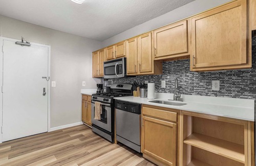 Crystal City Apartment | Modern Apt in Crystal City – BBQ Zone & Gym