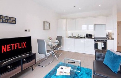 St Albans Apartment | *Modern Apt *Perfect for Couples/Work* CityView