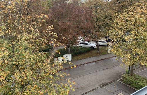 Munchen District House | Modern Apt sleeps 5, direct train to Oktberfest!