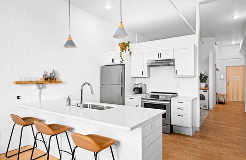 Duluth Apartment | Modern Apt w/Gym, Elevator, Coffee Shop | 323