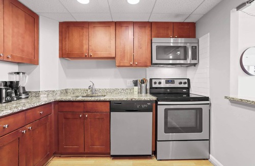 Crystal City Apartment | Modern Apt W Gym– Walk to Shops & Metro