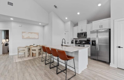 University Hills and Windsor Park House | Modern Austin Townhouse with Balcony, Comfy Beds & Reserved Parking