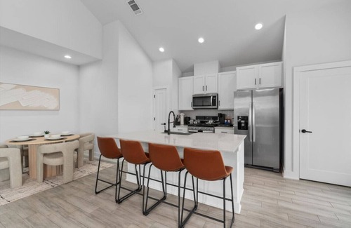 University Hills and Windsor Park House | Modern Austin Townhouse with Balcony, Comfy Beds & Reserved Parking