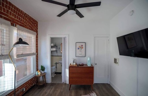 Hollywood Apartment | Modern Bachelor in Hollywood