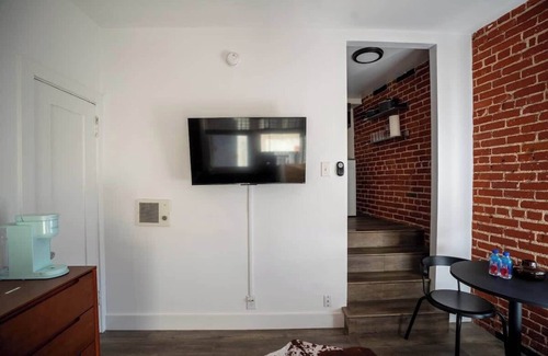 Hollywood Apartment | Modern Bachelor in Hollywood