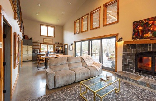 Gansevoort House | Modern Barn-Style Getaway Sleeps 10 Dog-Friendly