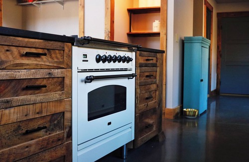 Gansevoort House | Modern Barn-Style Getaway Sleeps 10 Dog-Friendly