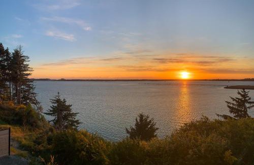 Coos Bay House | Modern Bayfront Memories
