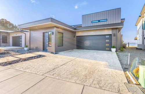 Coos Bay House | Modern Bayfront Memories