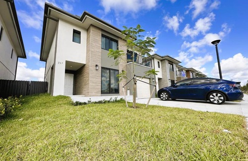 Florida City House | Modern Beach 100 percent Concrete Decor FL Gateway Keys