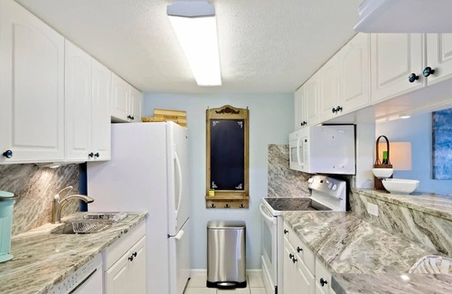 Bayview Condo | Modern Beach Home - Mins to Beach, Pool, Tub