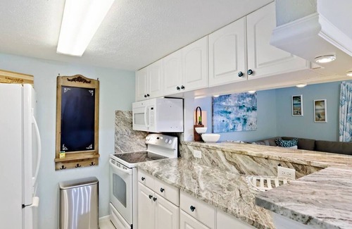 Bayview Condo | Modern Beach Home - Mins to Beach, Pool, Tub