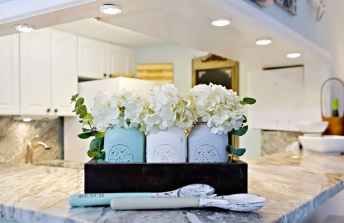 Bayview Condo | Modern Beach Home - Mins to Beach, Pool, Tub
