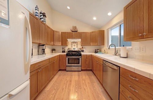 Newport House | Modern Beach House with Partial Ocean Views - Walk to Nye Beach & Attractions