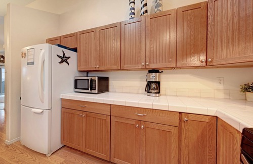 Newport House | Modern Beach House with Partial Ocean Views - Walk to Nye Beach & Attractions
