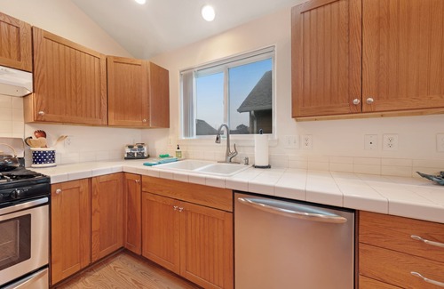 Newport House | Modern Beach House with Partial Ocean Views - Walk to Nye Beach & Attractions