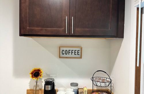 Grand Haven House | Modern Beach Retreat–Pet Friendly + Prime Location