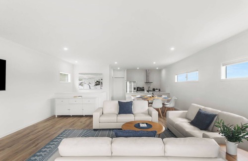 McCracken House | Modern Beachhouse, sea viewsn Great location, 3 mins to the beach.