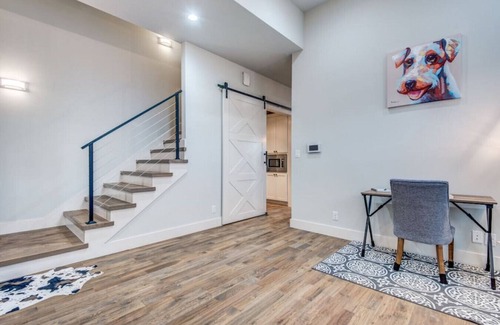 Old East Dallas House | Modern Biz-Friendly Duplex mins to DT/Convention Center W/Ping Pong & More!