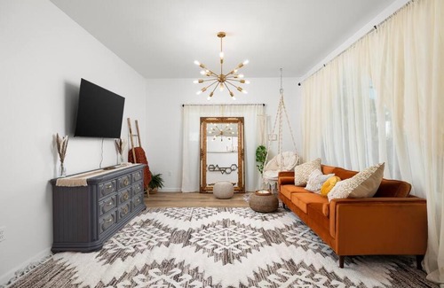 Edinburg Ski Chalet | Modern Boho Home with in-home gym room! + fabulous outdoor dining!
