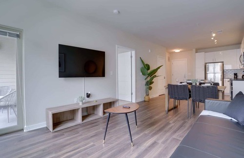Jefferson Manor Apartment | Modern & Bright Apartment in Alexandria