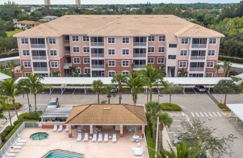 Majestic Palms Condo | Modern, Bright & Close to Beaches!