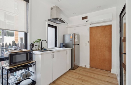 Fishtown Apartment | Modern Bright Loft in Fishtown with Greenhouse
